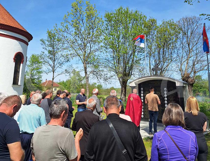 ОЏАК, 19. АПРИЛА /СРНА/ - У порти храма Успења Пресвете Богородице у Доњој Дубици у федералној општини Оџак служен је парастос за 26 бораца и четири цивилне жртве са подручја Доње Дубице, Трњака и Струка који су живот изгубили прије 34 године бранећи огњишта у Одбрамбено-отаџбинском рату.