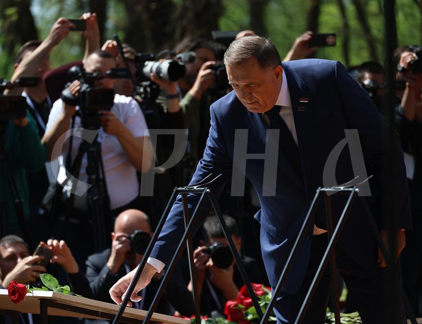 БАЊАЛУКА, 19. АПРИЛА /СРНА/ - Предсједник СНСД-а Милорад Додик поручио је да истину о Јасеновцу нико неће моћи да заташка јер српски народ има Републику Српску и Србију.
