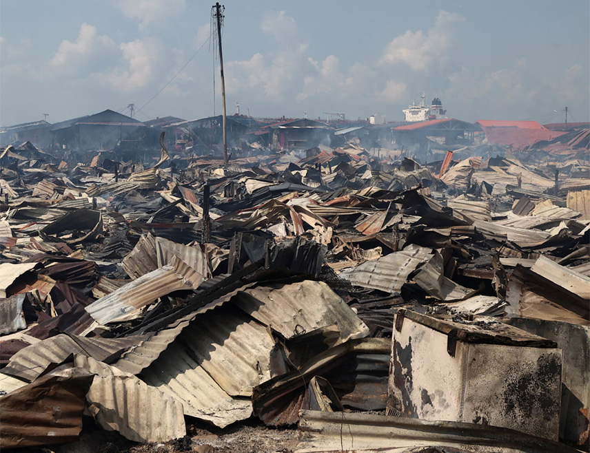 КУАЛА ЛУМПУР, 20. АПРИЛА /СРНА/ - Пожар који је захватио малезијско приобално насеље на острву Борнео уништио је 1.000 домова, док је  расељено  више од 9.000 људи, саопштиле су власти.