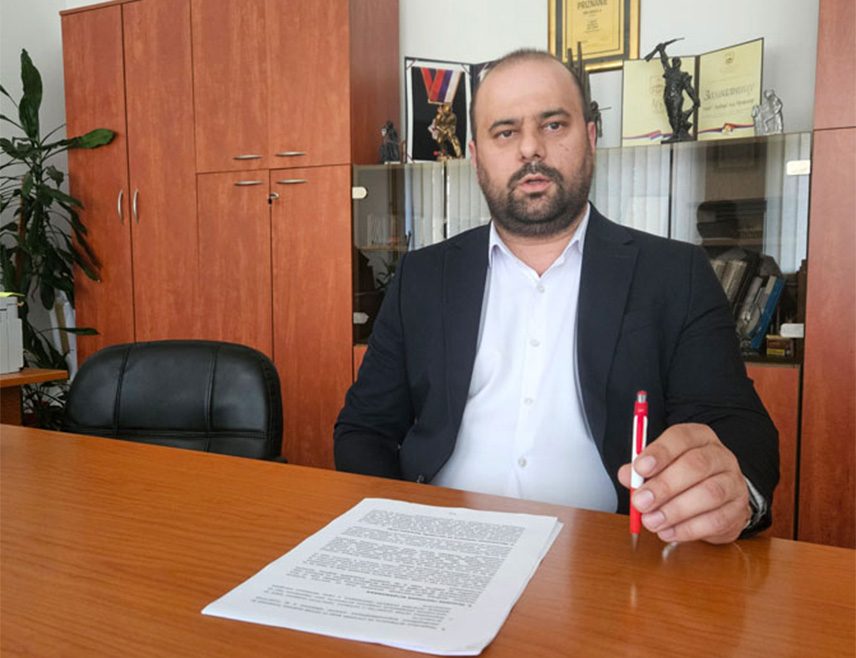 ПРИЈЕДОР, 20. АПРИЛА /СРНА/ - Рудници жељезне руде "Љубија" могу да руду продају жељезари у Смедереву за цијену коју не може да добије од садашњих понуђача и тако наставе производњу, будући да стаје зеничка жељезара, изјавио је в.д. директора Рудника жељезне руде "Љубија" Приједор Горан Велаула.