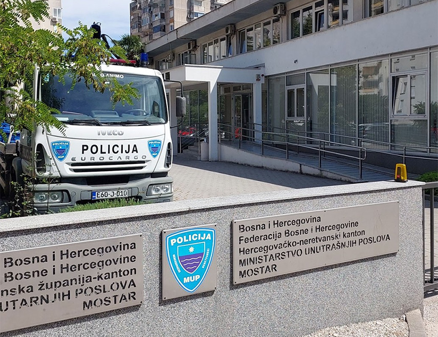 МОСTАР, 20. АПРИЛА /СРНА/ - На подручју Херцеговачко-неретванског кантона /ХНК/ полиција врши прегледе просторија више основних и средњих школа које су јутрос добиле дојаве путем електронске поште о постављеним експлозивним направама, рекла је Срни портпарол Министарства унутрашњих послова /МУП/ ХНК Илијана Милош.