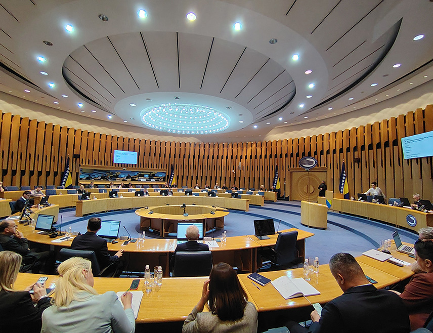 САРАЈЕВО, 20. АПРИЛА /СРНА/ - Хитна сједница Дома народа Парламентарне скупштине БиХ прекинута је јер ни након паузе није обезбијеђен потребан кворум за рад и одлучивање с обзиром на то да засједању не присуствују по три делегата из реда српског и хрватског народа.