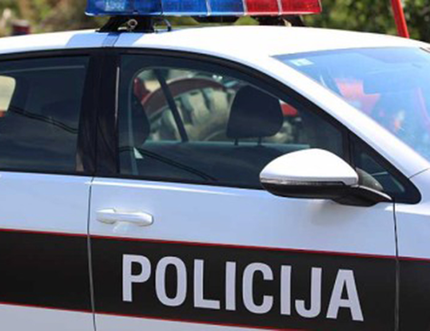 ТУЗЛА, 21. АПРИЛА /СРНА/ - Дојава о постављеним ескплозивним направама у свим школама на подручју Тузланског кантона стигла је јутрос у полицију.