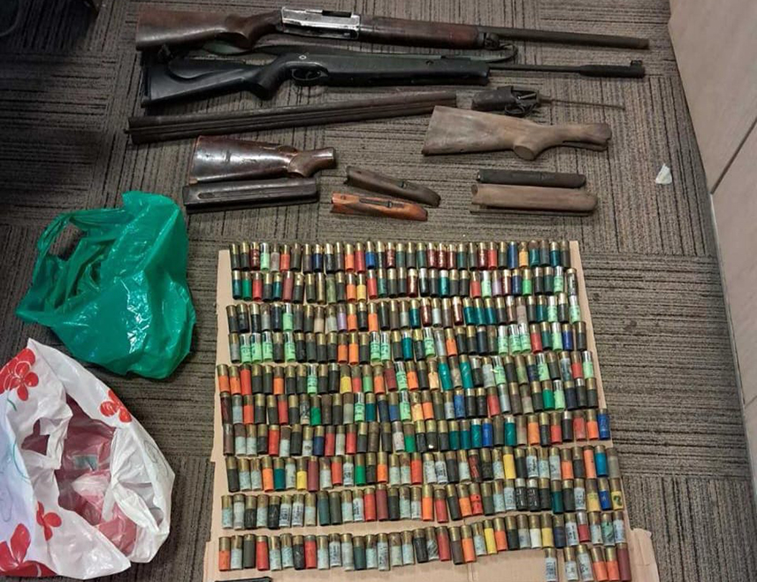 ПОДГОРИЦА, 21. АПРИЛА /СРНА/ - Туча више лица догодила се испред угоститељског објекта у Зети уз употребу ватреног оружја, а полиција је ухапсила М. У. /78/, док се за Д. У. /44/ интензивно трага, саопштила је Управа полиције.