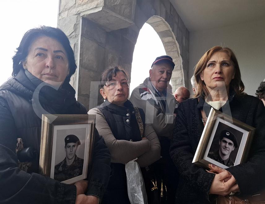 ВИШЕГРАД, 21. АПРИЛА /СРНА/ - Погинули борци, њих 12 који су страдали 1993. године, спречавајући продор муслиманских снага у правцу Вишеграда и Жепе, неће бити заборављени јер су њихова имена од данас трајно уписана у светињи манастира Горња Лијеска, мјесту молитве и сјећања, поручио је вршилац дужности предсједника Предсједништва вишеградске Борачке организације Драгомир Јовановић.