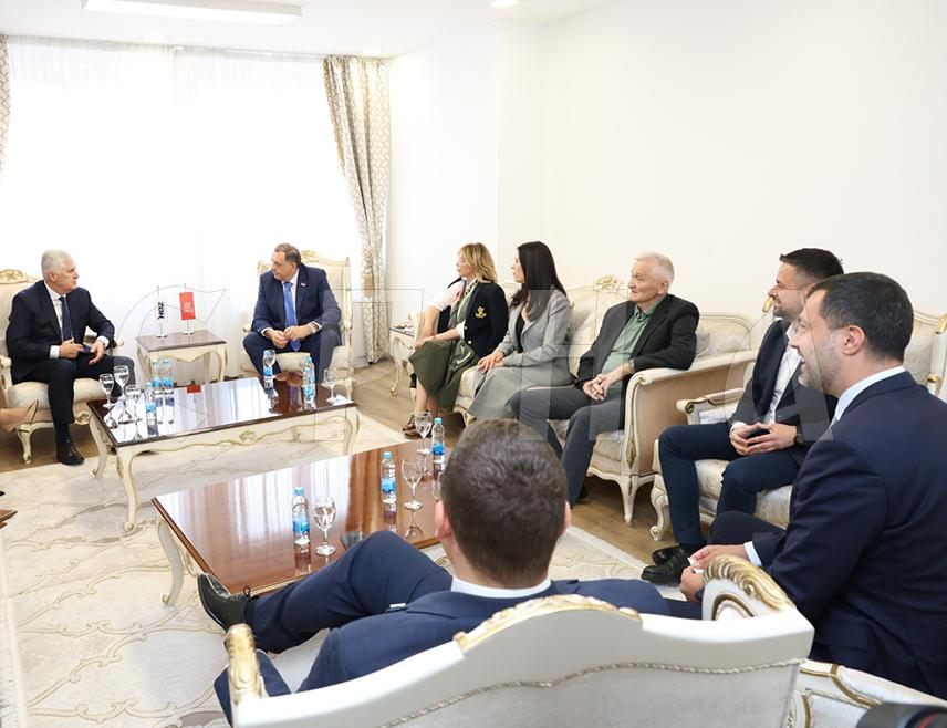 БАЊАЛУКА, 21. АПРИЛА /СРНА/ - Састанак представника СНСД-а и ХДЗ-а које предводе лидери странака Милорад Додик и Драган Човић почео је у Бањалуци.