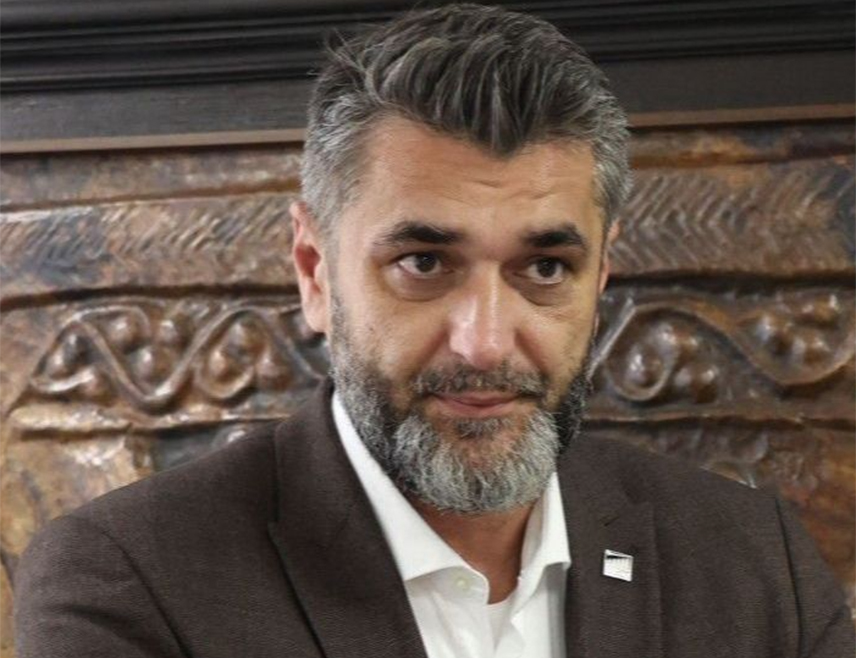 СРЕБРЕНИЦА, 21. АПРИЛА /СРНА/ - Директор Меморијалног центра у Сребреници Емир Суљагић извријеђао је професора Еугена Конторовича, стручњака Фондације "Херитиџ", због коментара на "Иксу" у којем је скренуо пажњу на шокантан ревизионизам Холокауста који долази из Сарајева.