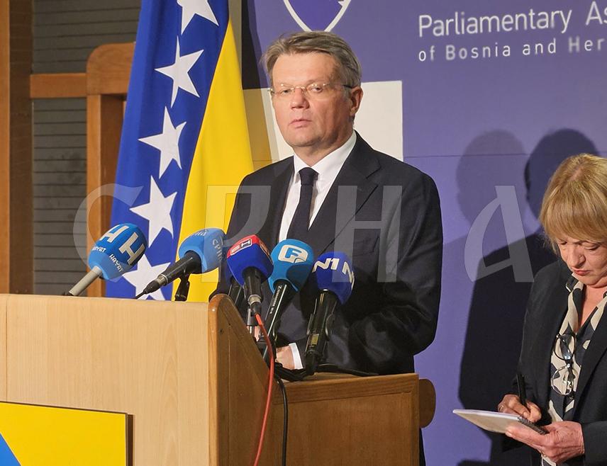 САРАЈЕВО, 21. АПРИЛА /СРНА/ - Директор Секретаријата Енергетске заједнице Артур Лорковски рекао је данас да је за БиХ неопходно усвајање реформи које се односе на енергетско тржиште и усклађивање са легислативом ЕУ.