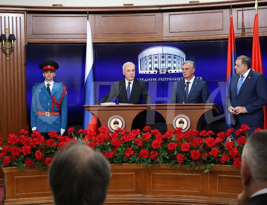 БАЊАЛУКА, 21. АПРИЛА /СРНА/ - Предсједник Републике Српске Синиша Каран изјавио је да Српска цијени принципијелан став Русије када је ријеч о подршци Дејтонском мировном спорзуму и посвећена је политици мира, дијалогу и сарадњи.