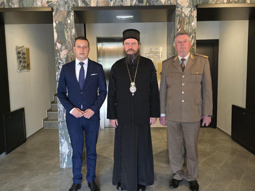 ЈАХОРИНА, 21. АПРИЛА /СРНА/ - Замјеник министра одбране у Савјету министара Александар Гогановић и начелник Заједничког штаба Оружаних снага БиХ, генерал-пуковник Гојко Кнежевић разговарали су на Јахорини са епископом бихаћко-петровачким и војним владиком Сергијем.