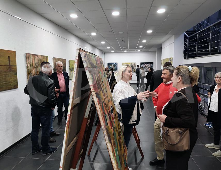 ГРАДИШКА, 21. АПРИЛА /СРНА/ - Изложба слика Слободана Боде Суботића "Модерна умјетност – акрил на платну", отворена је вечарас у Културном центру Градишка.