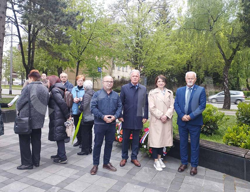 БАЊАЛУКА, 22. АПРИЛА /СРНА/ - Злочин геноцида над српским народом у усташком логору Јасеновац током Другог свјетског рата ове и будуће генерације не смију да забораве, поручено је данас са комеморативног скупа у Бањалуци, одржаног поводом обиљежавања Дана пробоја јасеновачких логораша, 22. априла.