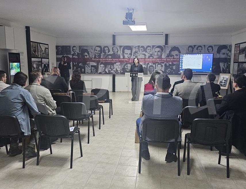 КОЗАРСКА ДУБИЦА, 22. АПРИЛА /СРНА/ - Историјски ревизионизам о дешавањима у НДХ све је чешћи и само се може зауставити уз стручан приступ изношењем чињеница како се усташки злочин никада не би заборавио нити поновио, истакнуто је Спомен-подручју Доња Градина на округлом столу о системском уништавању Срба, Јевреја и Рома у НДХ.