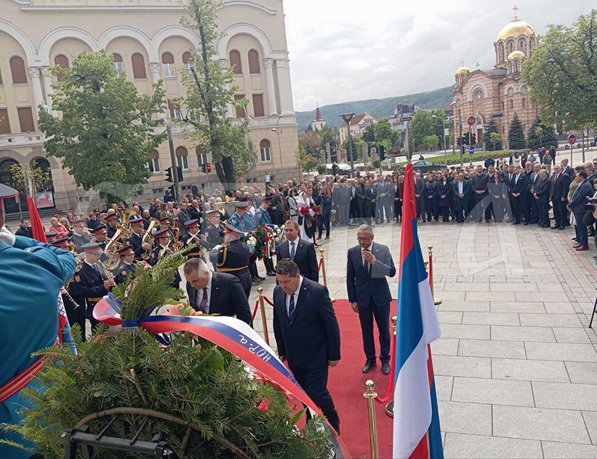 БАЊАЛУКА, 22. АПРИЛА /СРНА/ - Бројне делегације положиле су данас вијенце на  Споменик погинулим борцима НОР-а поводом Дана града Бањалука.