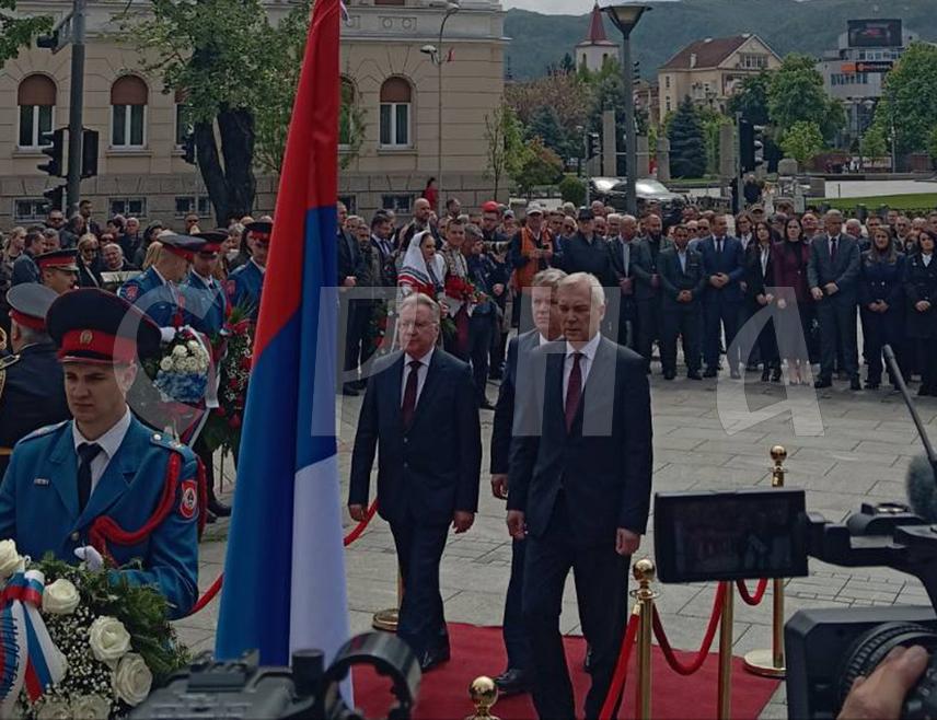 БАЊАЛУКА, 22. АПРИЛА /СРНА/ - Замјеник министра иностраних послова Руске Федерације Александар Грушко и руски амбасадор Игор Калабухов положили су данас вијенац код спомен-бисте руском маршалу Георгију Жукову.