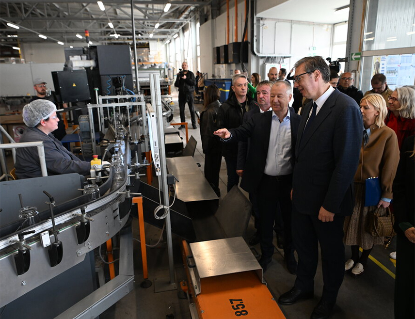 БЕОГРАД/ПАРАЋИН, 22. АПРИЛА /СРНА/ - Српска фабрика стакла отворила је данас нови производни погон у Параћину у присуству предсједника Србије Александра Вучића.