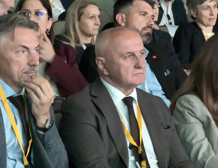 ТИВАТ, 22. АПРИЛА /СРНА/ - Учесници уводних сесија "Адрија фјучер самита" у Тивту, на којем учествује и министар енергетике и рударства Републике Српске Петар Ђокић, указали су на значај стабилног регулаторног оквира и снажније повезаности тржишта, као предуслова за реализацију великих инфраструктурних и енергетских пројеката у региону.