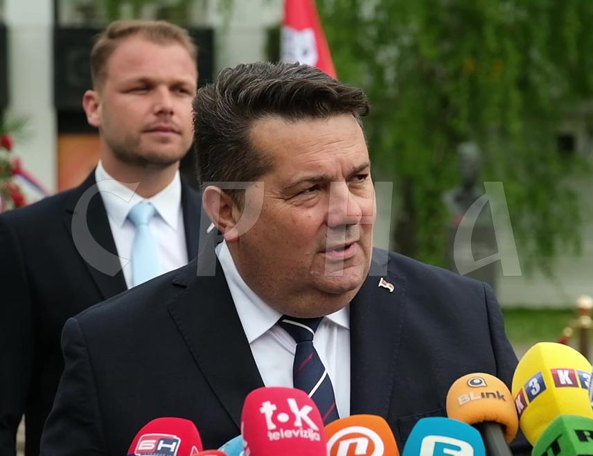 BANJA LUKA, APRIL 22 /SRNA/ – The Speaker of the National Assembly of Republika Srpska Nenad Stevandić has stated today in Banja Luka that General Ratko Mladić is being mistreated in the detention hospital, alleging that the intention is to prevent him from dying in his own country.