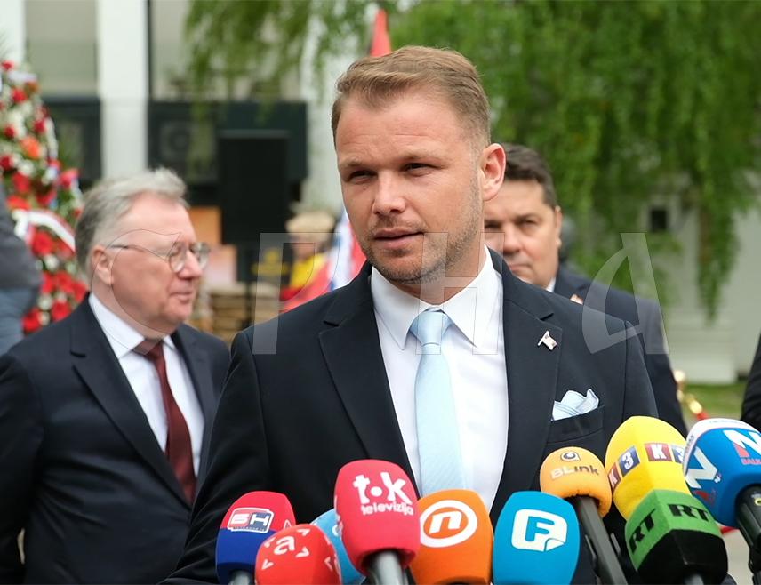 БАЊАЛУКА, 22. АПРИЛА /СРНА/ - Градоначелник Бањалуке Драшко Станивуковић рекао је да о лошем здравственом стању генерала Ратка Младића "има информацију посредством Универзитетско клиничког центра Републике Српске /УКЦ/".