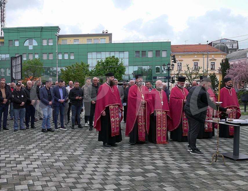 БРЧКО, 22. АПРИЛА /СРНА/ - Код споменика српским браниоцима Брчко дистрикта данас је први пут служен парастос јасеновачким жртвама, поводом обиљежавања страдања у логору Јасеновац и 81 године од пробоја логораша.