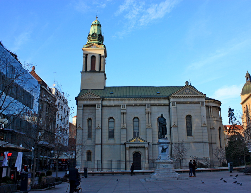 ЗАГРЕБ, 23. АПРИЛА /СРНА/ - Непознати починиоци бацали су столице и друге предмете на врата Саборног храма Преображења Господњег у Загребу, на којем се виде трагови вандализма.