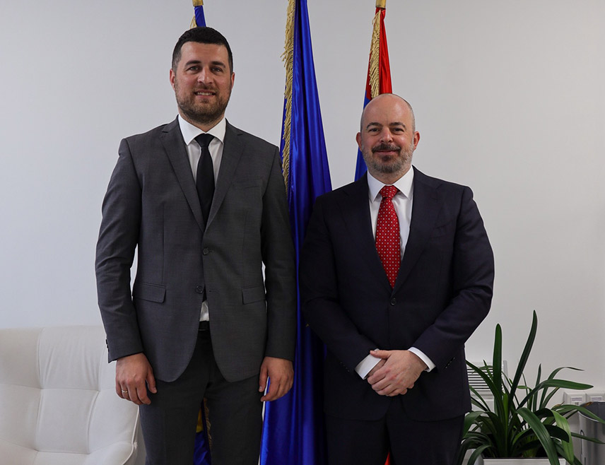 САРАЈЕВО, 23. АПРИЛА /СРНА/ - Америчке компаније заинтересоване су да улажу у БиХ, а реализација пројекта Јужна интерконекција, вриједности веће од милијарду КМ, могла би додатно да подстакне њихов долазак, рекао је отправник послова Амбасаде САД у БиХ Џон Гинкел.