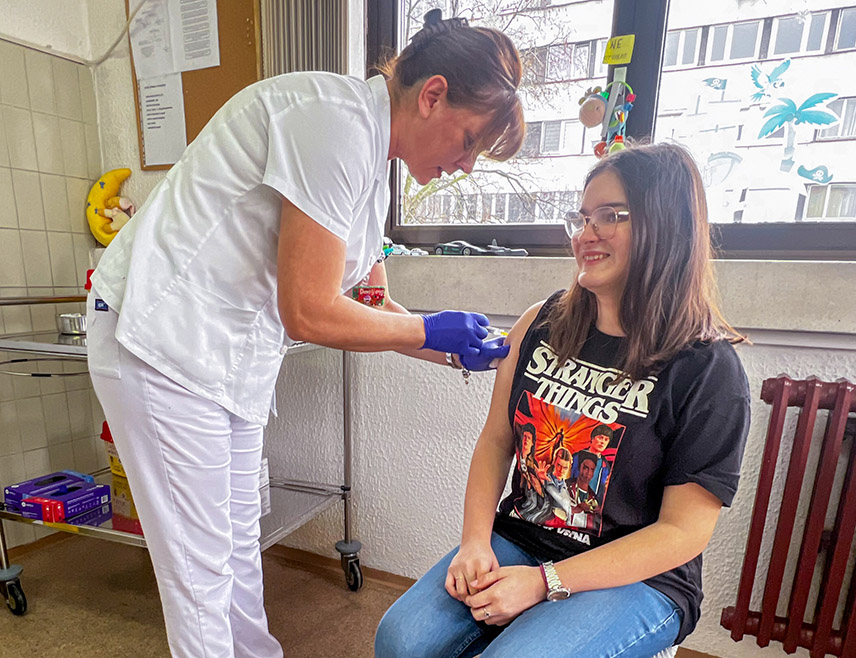 САРАЈЕВО, 23. АПРИЛА /СРНА/ – Обухват вакцином против морбила у БиХ је око 60 одсто, далеко испод прага неопходног за колективни имунитет, због чега је повећан ризик од нових епидемија, па надлежни и међународне организације позивају на хитно јачање система имунизације.