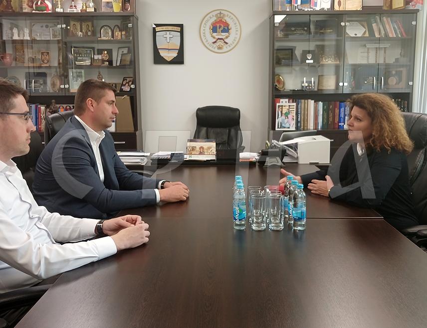 ИСТОЧНО НОВО САРАЈЕВО, 23. АПРИЛА /СРНА/ - Помоћник министра за предшколско и основно образовање Републике Српске Наташа Цвијановић изјавила је да је у плану да у новој школској години настава за дјецу са подручја Источног Новог Сарајева почне, не само у Основној школи "Свети Сава", него и у новом школском објекту.