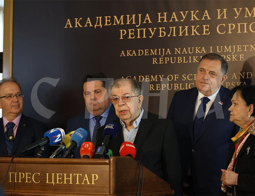 БАЊАЛУКА, 23. АПРИЛА /СРНА/ - Академик Ненад Кецмановић оцијенио је да демократија вене у наметнутој БиХ, са перспективом да процвјета у три самосталне мање државне цјелине.