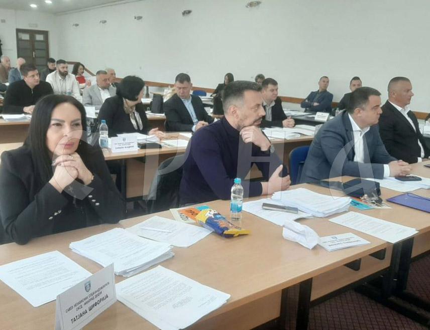 ФОЧА, 23. АПРИЛА /СРНА/ - Повеља општине Фоча ове године биће додијељена предсједнику Владе Републике Српске Сави Минићу, док ће признање Почасног грађанина бити уручено министру спољне трговине и економских односа у Савјету министара  Сташи Кошарцу, одлучили су данас одборници фочанске Скупштине општине.