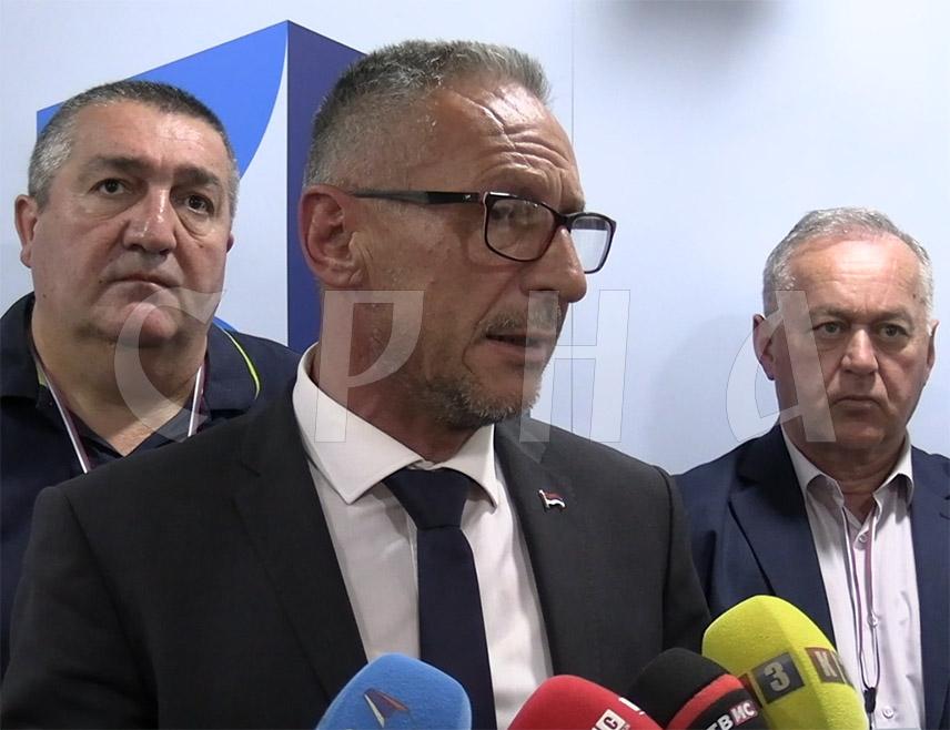 ИСТОЧНО САРАЈЕВО, 23. АПРИЛА /СРНА/ - Министар рада и борачко-инвалидске заштите Републике Српске Радан Остојић позвао је данас републичка и јавна предузећа да помогну да у овој години буде запослено 500 дјеце погинулих бораца.