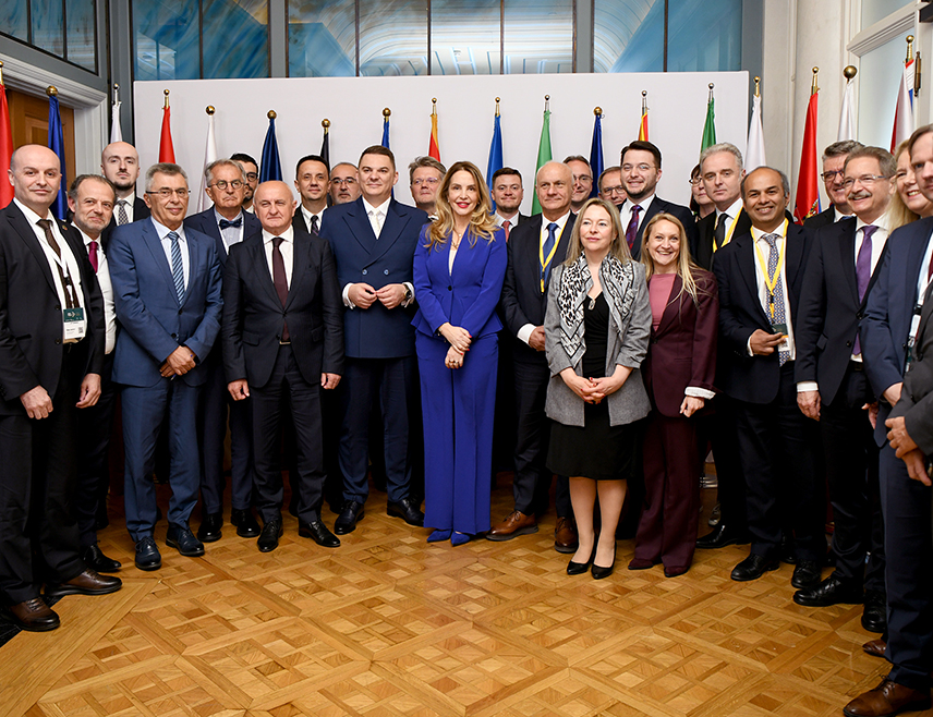 ТИВАТ, 23. АПРИЛА /СРНА/ - Министар енергетике и рударства Републике Српске Петар Ђокић изјавио је Срни да је у разговору са инвеститорима на "Адрија фјучер самиту" у Тивту истакнуто да је постоји велико интересовање за улагања у енергетски сектор у региону, али да је потребно створити сигурније окружење за улагања.