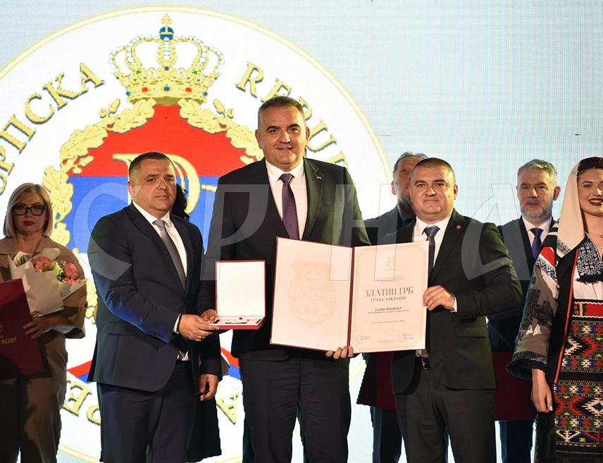 ЛАКТАШИ, 23. АПРИЛА /СРНА/ - Предсједнику Владе Републике Српске Сави Минићу вечерас је на свечаној академији поводом Дана града Лакташи уручено највеће градско признање Златни грб за изузетан допринос у развоју града.