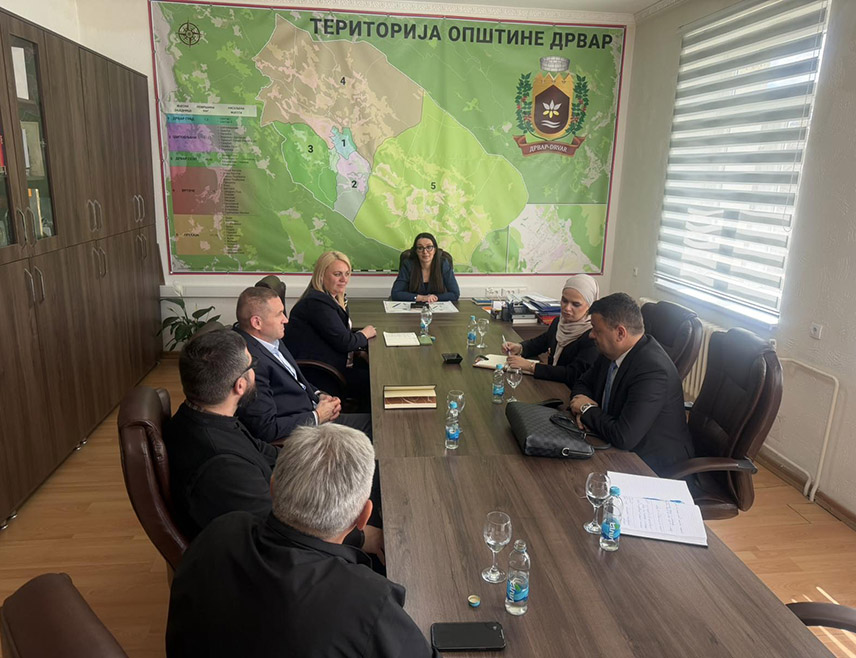 ДРВАР, 23. АПРИЛА /СРНА/ – Надлежни морају хитно да реагују како би српски повратници били заштићени, закључено је на састанку у Дрвару одржаном поводом нарушене безбједносне ситуације у српском повратничком селу Трубар, гд‌је су мигранти провалили у Храм Рођења Пресвете Богородице и опљачкали више домаћинстава.