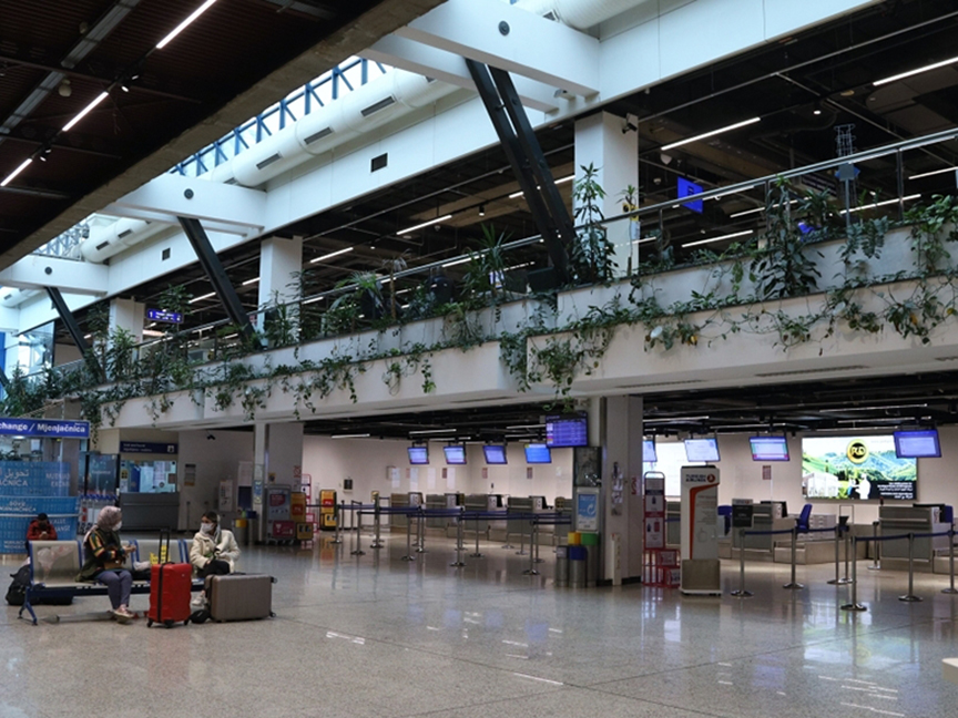 САРАЈЕВО, 23. АПРИЛА /СРНА/ - На сарајевском Аеродрому у току је контрадиверзиони преглед због дојаве о постављеној бомби.