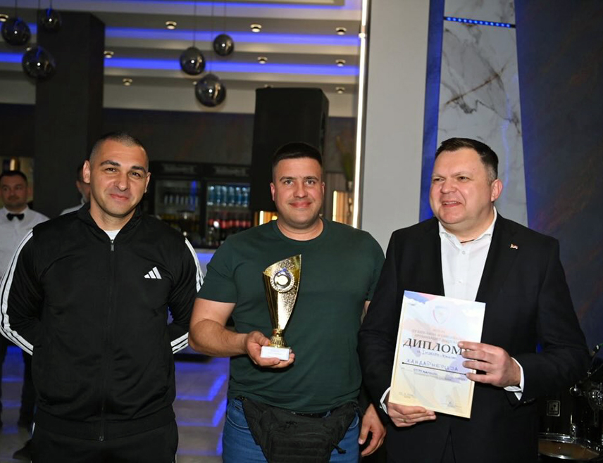 БИЈЕЉИНА, 23. АПРИЛА /СРНА/ - Министар унутрашњих послова Републике Српске Жељко Будимир данас је у Бијељини посјетио учеснике спортских игара радника унутрашњих послова и пружио подршку оваквим видовима дружења и јачања сарадње међу припадницима МУП-а.