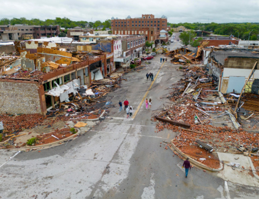 ВАШИНГТОН, 24. АПРИЛА /СРНА/ - Снажан торнадо носио је кровове са зграда и обарао електричне стубове у граду Енид у Оклахоми гдје је неколико људи лакше повријеђено, саопштили су амерички званичници.