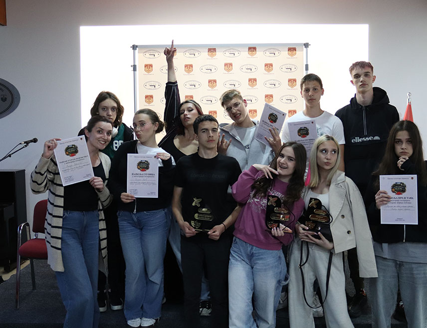 ДЕРВЕНТА, 24. АПРИЛА /СРНА/ - Најбоља представа у категорији позоришта на Фестивалу средњошколског театра у Дервенти је позоришни комад "Кад смо ми били у нашим годинама" Tеатра младих Бијељина, а у категорији средњих школа "С друге стране сна" бањалучке Гимназије.