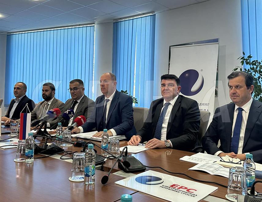 ТРЕБИЊЕ, 24. АПРИЛА /СРНА/ - Генерални директор "Електропривреде Републике Српске" /ЕРС/ Лука Петровић рекао је да је сарадња матичног предузећа са Синдикатом одлична и да ће се по истеку колективног уговора приступити измјенама у сегментима гдје су уочени недостаци.