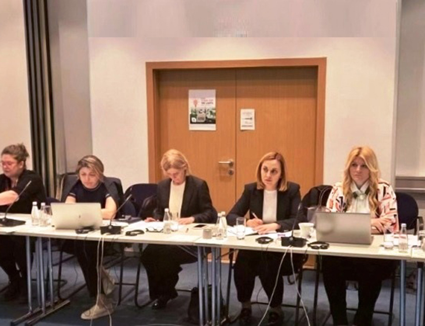 БАЊАЛУКА, 24. АПРИЛА /СРНА/ - Сарадња у оквиру дијалога из области управљања јавним финансијама ће бити настављена, а посебно је значајно одржавање структурираног и редовног дијалога као кључног механизма за ефикасну координацију, јачање сарадње и размјену о приоритетима у области јавних финансија, закључено је данас у Сарајеву на састанку Дијалога у области управљања јавним финансијама.