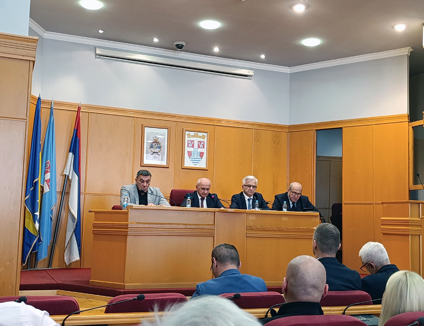 ТРЕБИЊЕ, 24. АПРИЛА /СРНА/ - Предсједници СП-а Петар Ђокић и ДЕМОС-а Недељко Чубриловић разговарали су данас у Требињу о спровођењу коалиционог споразума, којим се потврђује сарадња и заједнички наступ на предстојећим изборима.