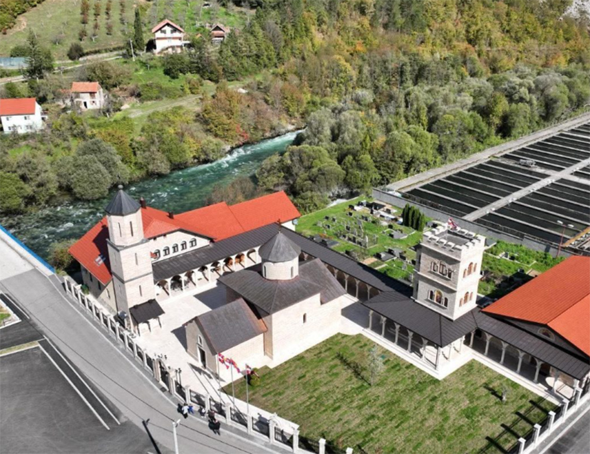 БИХАЋ, 24. АПРИЛА /СРНА/ - Канцеларија епископа бихаћко-петровачког Сергија саопштила је да су нетачне, површне и злонамјерне тврдње лидера Листе за правду и ред Небојше Вукановића да ова епархија намјерава да прода земљиште у Великој Кладуши у власништву Српске православне цркве /СПЦ/.