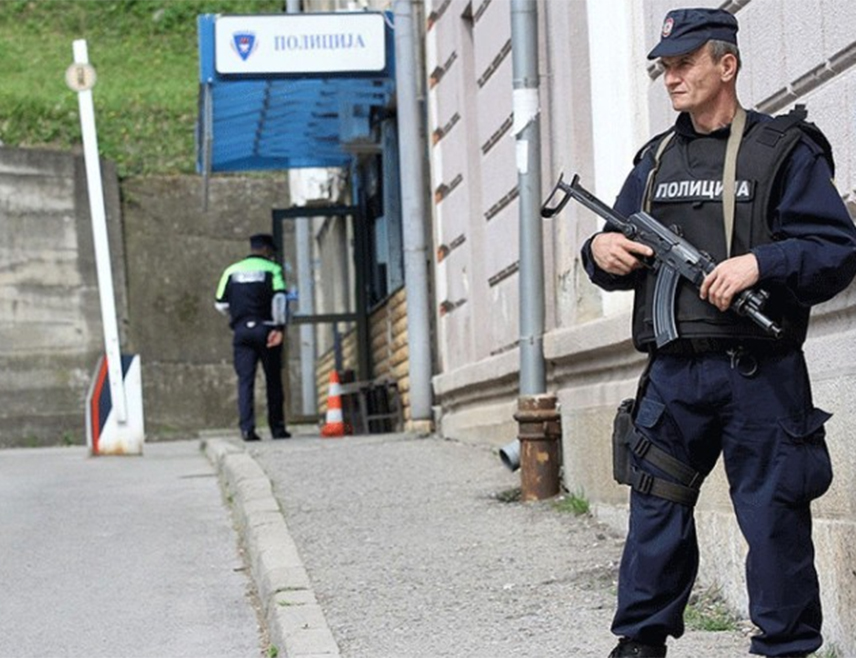 ЗВОРНИК, 27. АПРИЛА /СРНА/ - У Зворнику ће данас бити одата почаст полицајцу Драгану Ђурићу, убијеном у терористичком нападу на Полицијску станицу који је прије 11 година извршио вехабија Нердин Ибрић из зворничког насеља Кучић Кула.