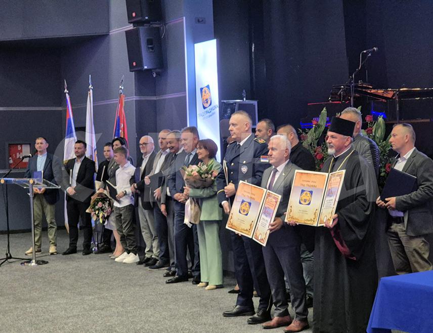 ГРАДИШКА, 24. АПРИЛА /СРНА/ - У Културном центру Градишка вечерас је одржана свечана академија поводом Дана града и 81 године од ослобођења града у Другом свјетском рату, на којој су заслужним појединцима и установама додијељене повеље и захвалнице за допринос развоју и афирмацији ове локалне заједнице.