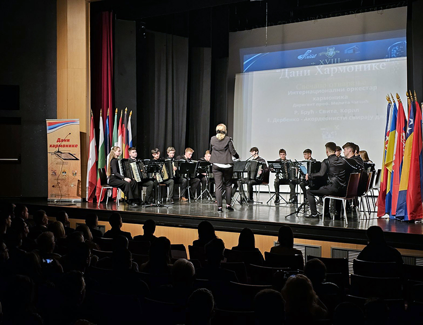 БИЈЕЉИНА, 24. АПРИЛА /СРНА/ - Међународни фестивал "Дани хармонике", који је вечерас свечано отворен у Бијељини, окупио је 150 врхунских умјетника из 15 земаља, изјавио је директор фестивала Славиша Перић.