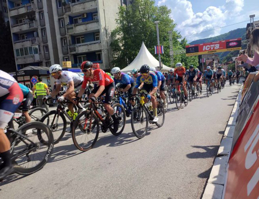 БАЊАЛУКА, 25. АПРИЛА /СРНА/ - Саобраћај се на већини путева у Републици Српској и Федерацији БиХ /ФБиХ/ одвија без застоја, уз повољне услове за вожњу, а изузетак су дионице на којима се изводе радови и гдје привремено постављена сигнализација регулише саобраћај, саопштио је Ауто-мото савез /АМС/ Републике Српске.