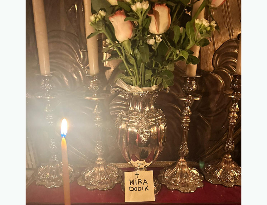 ЈЕРУСАЛИМ, 25. АПРИЛА /СРНА/ - У Цркви Христовог Васкрсења, позната и као Храм Светог гроба у Јерусалиму јутрос је прислужена свијећа за упокојену Миру Додик, мајку предсједника Милорада Додика.