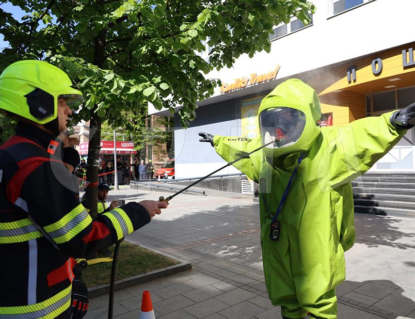 БАЊАЛУКА, 25. АПРИЛА /СРНА/ - Припадници Одсјека за послове цивилне заштите и Професионалне територијално ватрогасно-спасилачке јединице Бањалука успјешно су извели показну вјежбу детекције и неутралисања сумњивог пакета и гашења пожара, као и транспорта унесрећног лица на Универзитетски клинички центар Републике Српске.