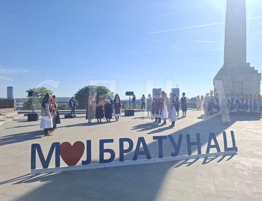 БЕОГРАД, 25. АПРИЛА /СРНА/ - Културно-умјетничко друштво /КУД/ "Мост" из Братунца представило се данас игром, пјесмом и неодољивом енергијом Београђанима и бројним туристима на платоу код споменика "Победник" на Београдској тврђави.