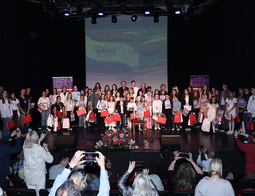 БАЊАЛУКА, 25. АПРИЛА /СРНА/ - Ученица Основне школе "Јован Дучић" из Бањалуке Милица Николетић освојила је титулу апсолутног побједника фестивала поезије "Дјечије царство 2026", које је у Бањалуци организовало Удружење "Култарт".